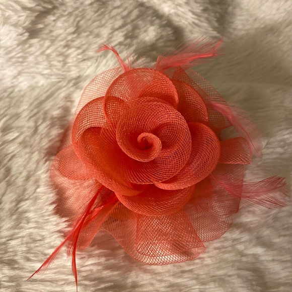 Pink coral colored small fascinator/ pin - Picture 1 of 3